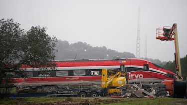 ‘Necesito que paren el tráfico en las vías urgentemente’: los audios de las llamadas entre los trenes y el centro de mando segundos después del accidente en España