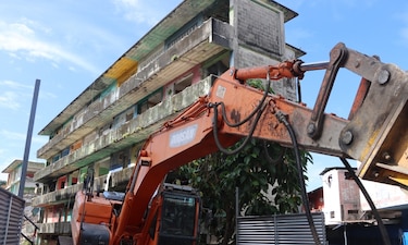 Empiezan los trabajos de demolición de cinco edificios condenados en San Miguel, Calidonia