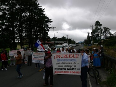 Residentes de Volcán cierran vía por media hora
