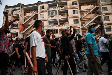Crisis, pandemia e internet, los detonantes de las protestas en Cuba