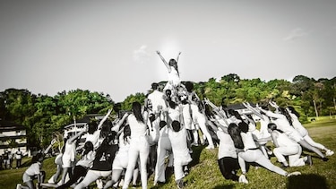Danza en las escalinatas del Canal