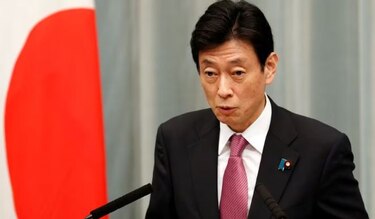 Interrogan al ex ministro japonés de Economía por cobros irregulares