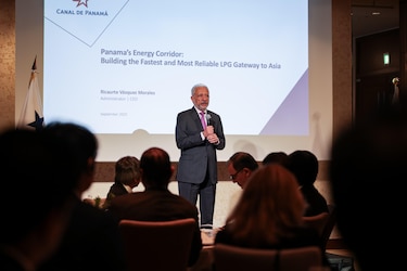 Mulino anuncia construcción de gasoducto por el Canal de Panamá durante gira en Japón