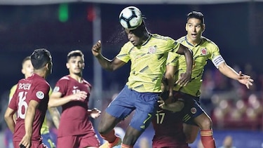 Zapata da triunfo a Colombia sobre el final del partido