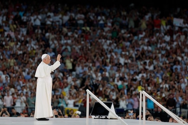 La fe y el canto de 70,000 fieles abrazan al papa León XIV en el estadio Santiago Bernabéu