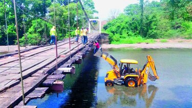 Reparan puente sobre el río Guaniquito