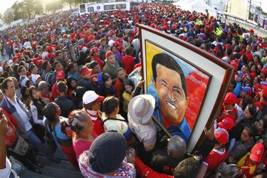 Maduro rinde sentida despedida a Chávez y habla de su testamento