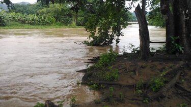 Ríos santeños suben su caudal tras fuertes lluvias
