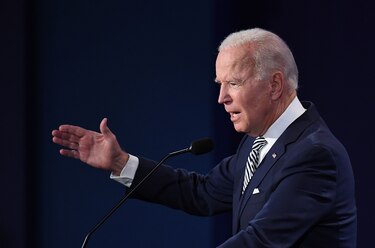 Trump y Biden intercambian insultos, en su primera cara a cara en un escenario