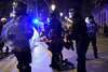 Choques entre manifestantes y policías en Barcelona durante protesta por rapero encarcelado