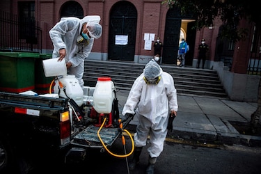 Perú fumiga miles de centros de votación en la víspera de las elecciones