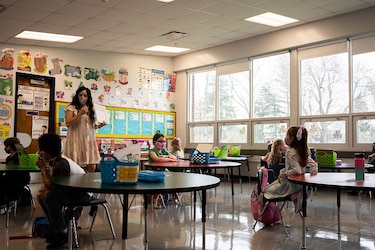 Un metro de separación en escuelas basta en la mayoría de los casos, dicen autoridades de Estados Unidos