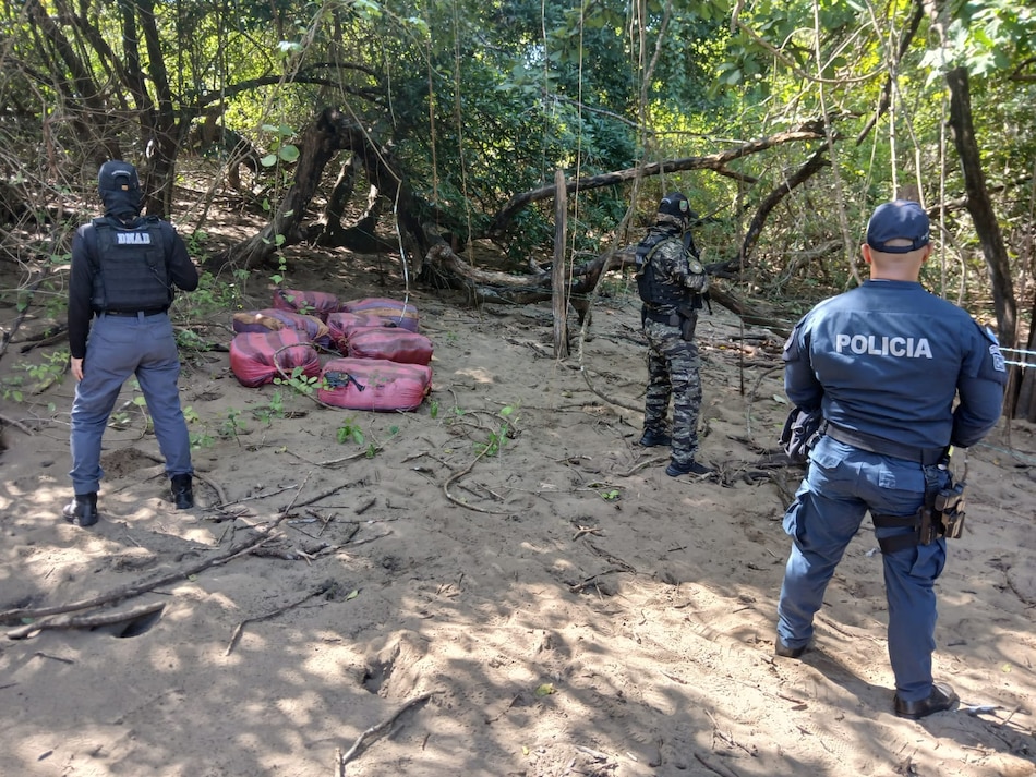 Aprehenden a siete personas tras decomiso de 240 paquetes de droga en Pedasí
