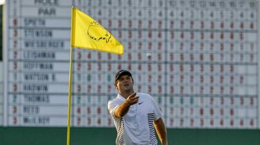 Tiger Woods pasa el corte, Reed lidera el Masters y García queda eliminado