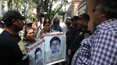 Padres de 43 desaparecidos recorren embajadas para pedir ayuda internacional