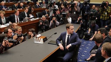 El CEO de Facebook dice que sus propios datos fueron compartidos por Cambridge Analytic