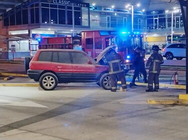 Se incendia un vehículo en los estacionamientos de un supermercado en Costa del Este; no hay heridos