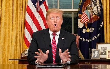 Trump trata de convencer a estadounidenses de que flujo ilegal de migrantes causa  'creciente crisis'