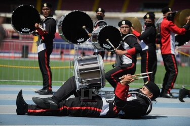Jóvenes recuerdan el 5 de noviembre en el estadio Rommel Fernández