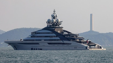 El yate de lujo del hombre más rico de Rusia que sí puede navegar por el estrecho de Ormuz pese al bloqueo de Irán