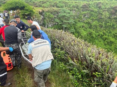 Niño francés que cayó a cráter de las Galápagos está estable