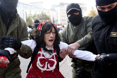 Policía bielorrusa detiene a centenares de mujeres durante protesta en Minsk