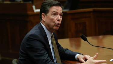 Director del FBI defiende decisión de no recomendar cargos contra Hillary Clinton