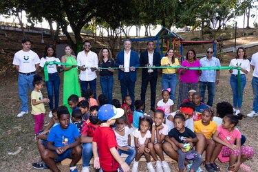 Banesco Panamá presenta su Parque de Amor, hecho 100% con descartes plásticos