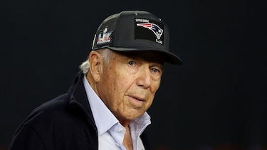 Quién es Robert Kraft, el multimillonario en el centro de la polémica por la gira de Ed Sheeran