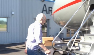 WikiLeaks anuncia que Julian Assange abandonó el Reino Unido tras ser excarcelado
