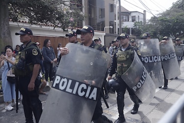 Detienen en Perú a dos delegados de un partido por marcar 90 cédulas
