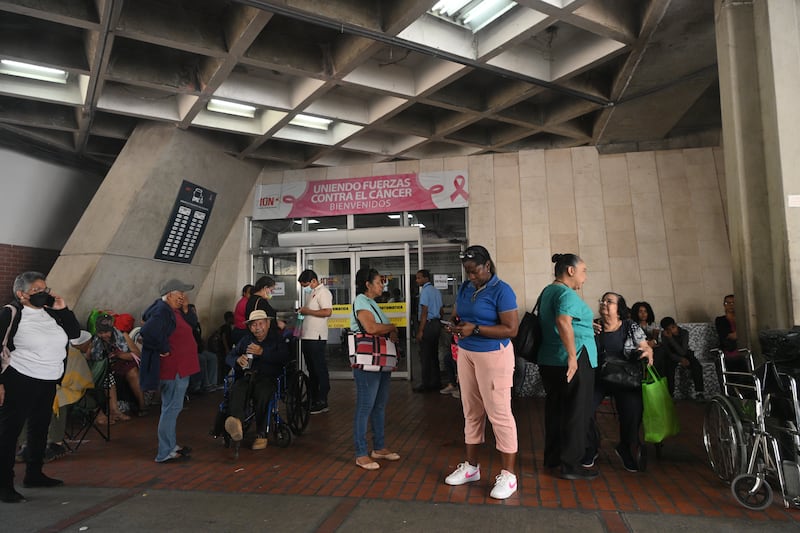 Falta de venoclisis afecta quimioterapias de pacientes en el Instituto Oncológico 