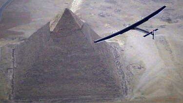 El avión Solar Impulse 2 sobrevuela las pirámides de Egipto