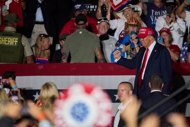 Autoridades identifican a un hombre armado que supuestamente ‘planeaba’ asesinar a Trump en California