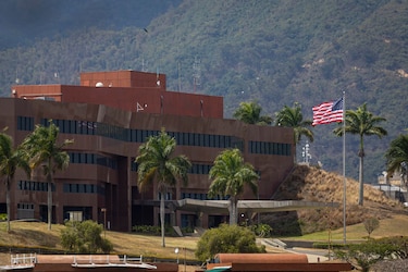 La Embajada de Estados Unidos en Venezuela iza la bandera de su país por primera vez en siete años