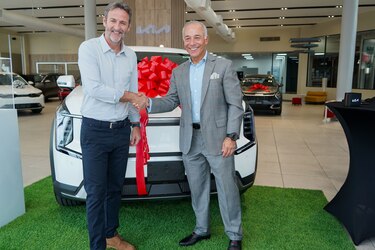 Kia Panamá firma alianza con Thomas Christiansen, reafirmando su compromiso con la movilidad sostenible