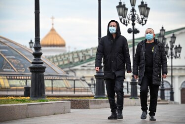 El Kremlin culpa a los rusos por su fallida campaña de vacunación