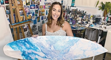 Tablas de surf son convertidas en obras de arte 