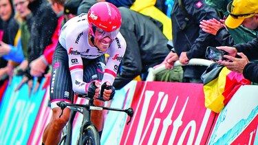 Contador se prepara para un ataque de Froome