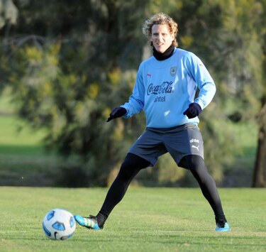 Forlán está 'feliz e ilusionado' por ser la nueva imagen de la Liga japonesa