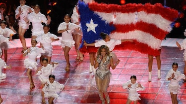 Cuál es el origen de la bandera de Puerto Rico que mostró Bad Bunny en el Super Bowl y por qué fue ilegal en la isla durante varios años