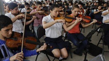 Niños de zonas violentas en El Salvador llevan la música clásica a Washington