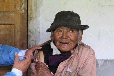 Vacunan contra la Covid-19 a hombre de 121 años en Perú