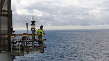 La paradoja de Noruega, el país que gana miles de millones con la subida del precio del petróleo pero cada vez lo usa menos