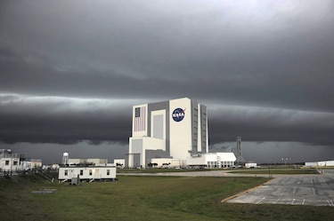 El Centro Espacial Kennedy de Florida cierra ante la inminente llegada del huracán Milton