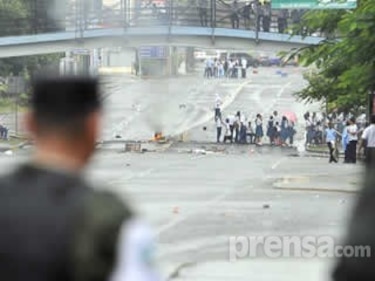 Jubilados y estudiantes mantienen cerrada la vía Transístmica