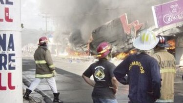 Las llamas devoran 3 comercios en David