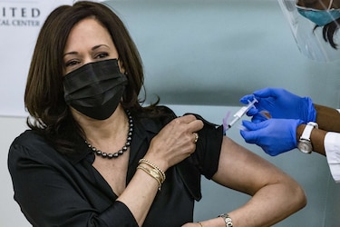 Kamala Harris recibe vacuna contra Covid-19 ante cámaras e insta a confiar en inmunización