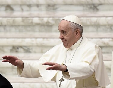El papa desayunó, leyó la prensa y ya empezó a caminar tras su operación de colon