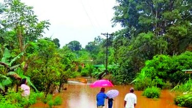 Anegaciones y deslave de tierras en Colón